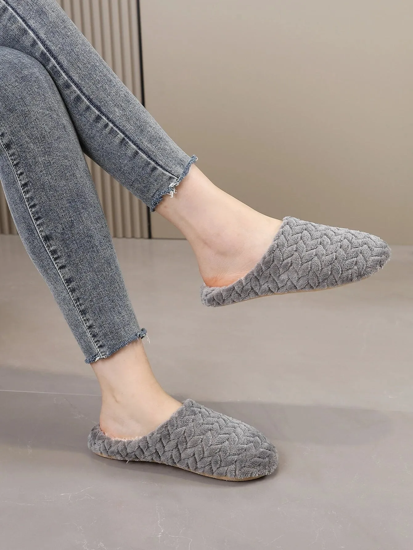 SHEIN Women's Minimalist Textured Fuzzy Bedroom Slippers