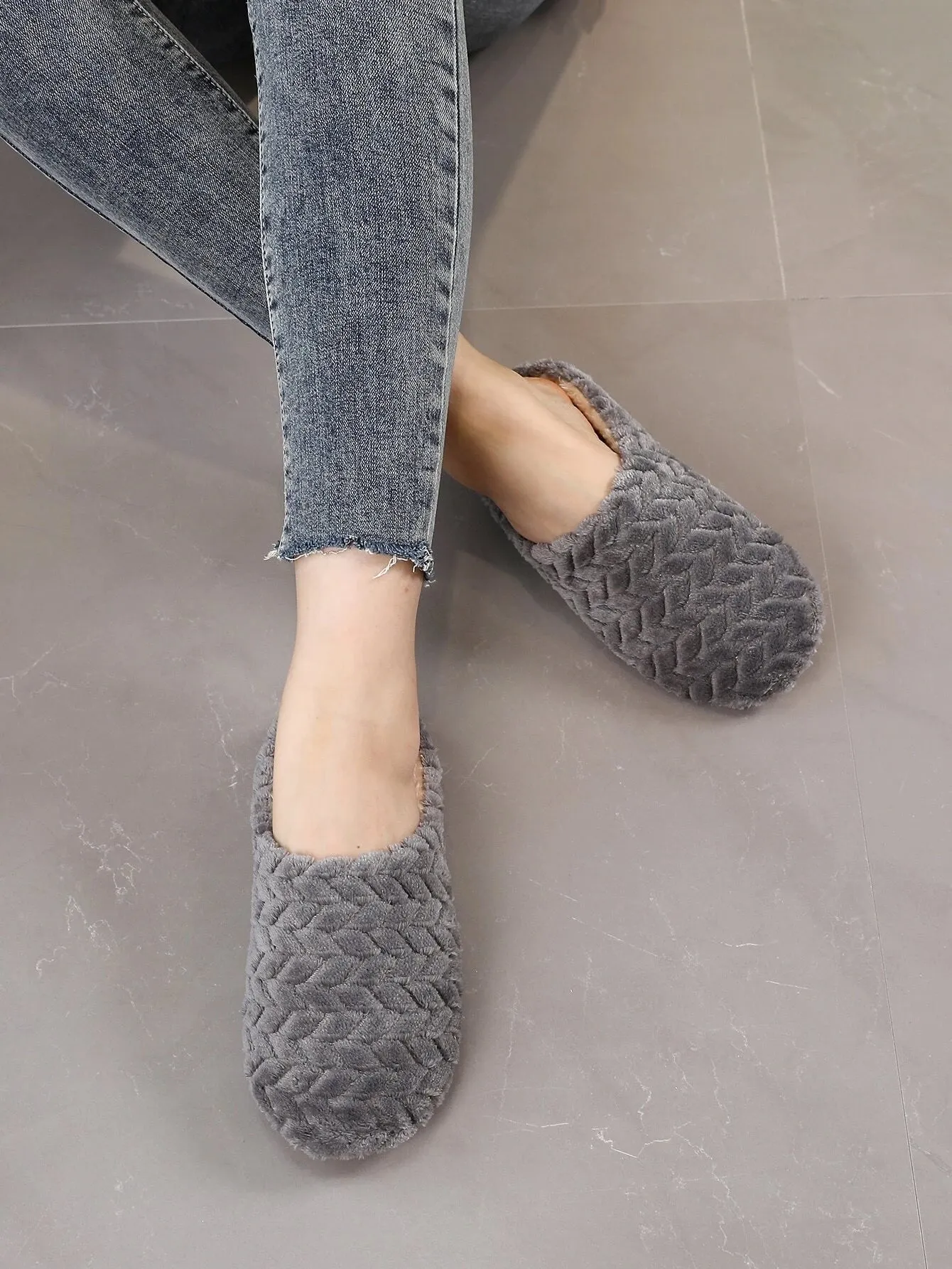 SHEIN Women's Minimalist Textured Fuzzy Bedroom Slippers