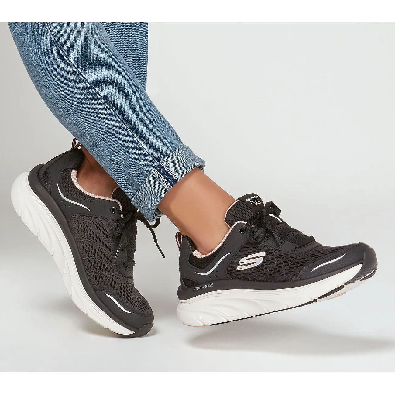 Skechers Relaxed Fit: D’Lux Walker – Infinite Motion Trainers